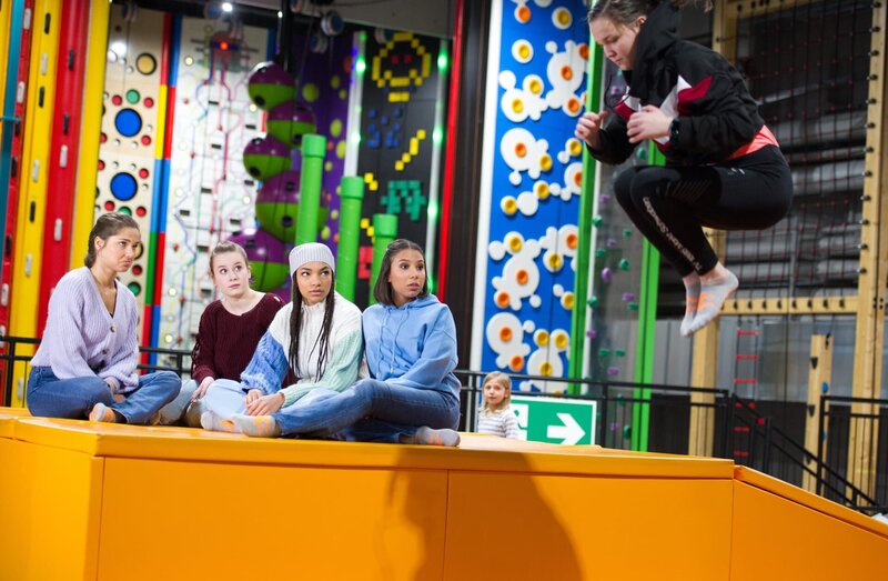 Auf einem Trampolin zu tanzen ist selbst für die TanzAlarm Kids neu. – Bild: KiKA/​MingaMedia/​Jana Aengenvoort