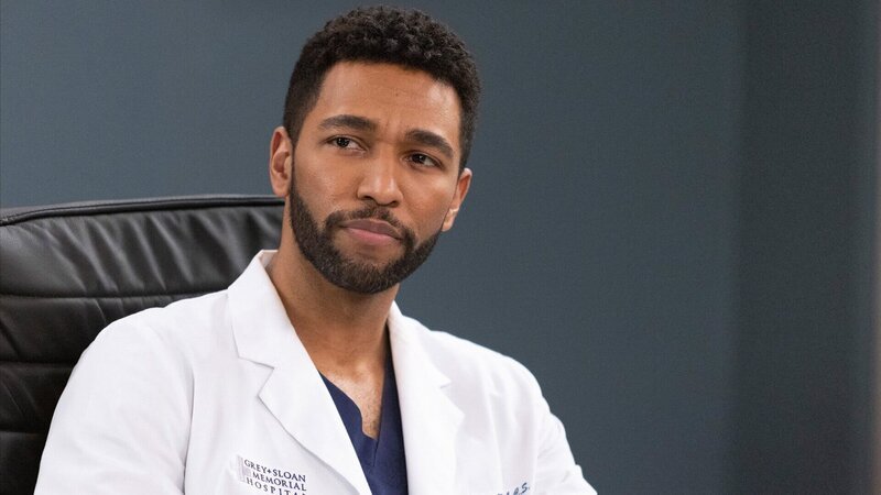 Hört aufmerksam zu: Anthony Hill als Dr. Winston Ndugu – Bild: SRF/​ABC Studios