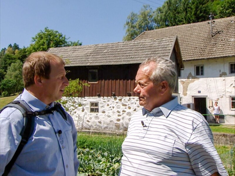 Harry Prünster im Gespräch mit Franz Bräuer vom „Mühlen Museumsverein“. – Bild: ORF