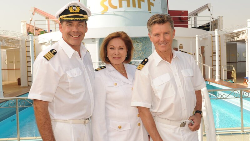 Kapitän Victor Burger (Sascha Hehn, l.) mit Beatrice (Heide Keller, M.) und Dr. Sander (Nick Wilder, r.) an Deck. – Bild: ZDF
