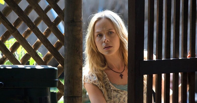 Will unbedingt in einen Bürgerkriegsgebiet: Sarah (Julie Benz) … – Bild: Nu Image Films Lizenzbild frei Will unbedingt in einen Bürgerkriegsgebiet: Sarah (Julie Benz) … – Bild: Nu Image Films Lizenzbild frei