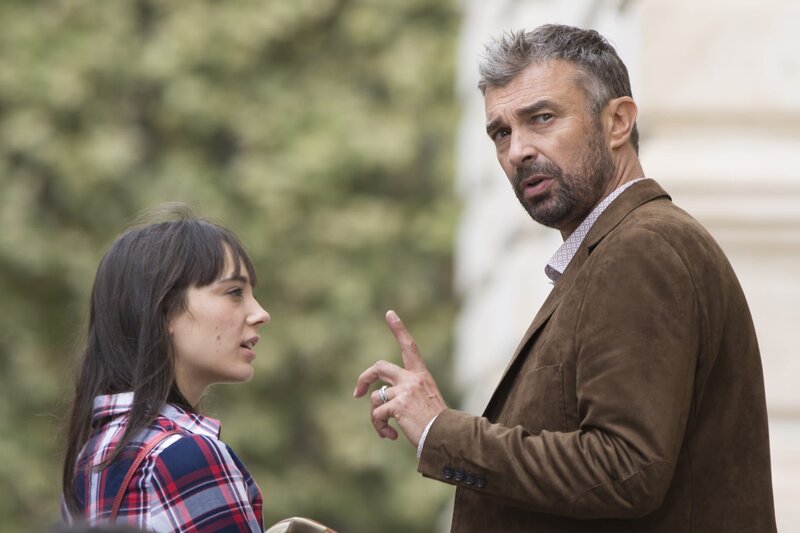 Emma Renoir (Clara Antoons, l.); Simon Ferrer (Jean-Pierre Michael, r.) – Bild: Cecile Mella /​ FTV /​ Boxeur 7 Lizenzbild frei