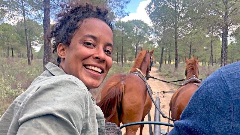 Auf einer spanischen Finca lernt Pia ein gezähmtes Marismeño-Pferd kennen. Ausreiten darf sie auf Principe.; Bei einer rasanten Kutschfahrt mit zwei gezähmten Marismeño-Pferden darf Pia selbst an die Zügel. – Bild: BR/​Text und Bild Medienproduktion GmbH & Co. KG/​Marcella Müller