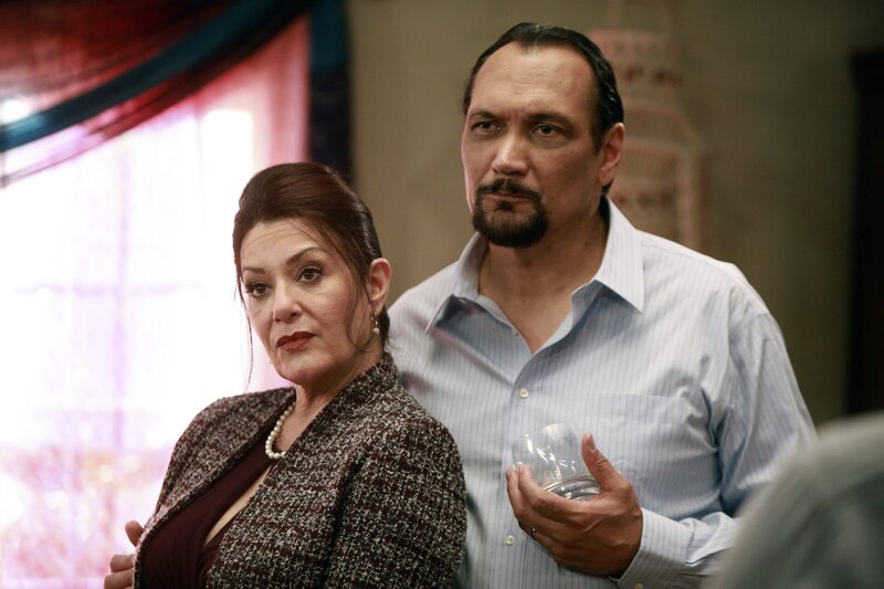 Camila Santiago (Bertila Damas, l.); Victor Santiago (Jimmy Smits, r.) – Bild: 2018 UNIVERSAL TELEVISION LLC. All rights reserved. /​ Jordin Althaus Lizenzbild frei