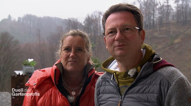 Vor dem Haus von Familie Bremicker soll aus einer Schotterfläche ein Garten entstehen. Die leidenschaftlichen Wintersportler wünschen sich, dass ihre vorhandene Ski-Gondel ins Konzept eingebunden wird. Frank Egger und René Pütz treten zu diesem Duell der Gartenprofis an. Im Bild: Frau und Herr Bremicker – Bild: ZDF
