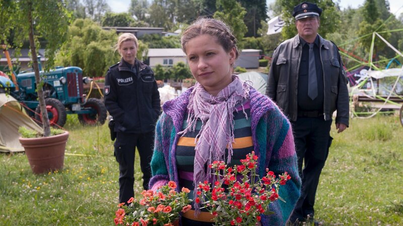 Franzi (Rhea Harder, l.) und Hans (Bruno F. Apitz, r.) ermitteln: Hat die grüne Aktivistin Gesine (Josephine Schmidt, M.) zu kriminellen Methoden gegriffen? – Bild: ZDF