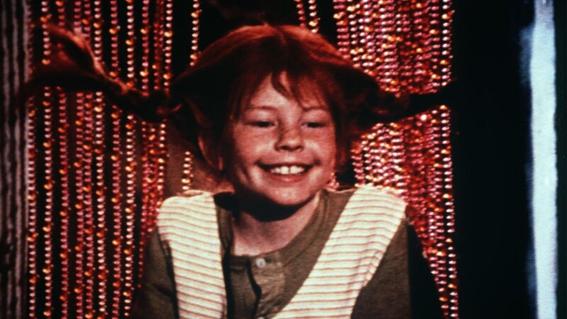 Pippi (Inger Nilsson) traut ihren Augen nicht: Tommy und Annika haben eine ganze Kinderschar zusammengetrommelt, um ihr „Frohe Weihnachten“ zu wünschen. – Bild: ZDF