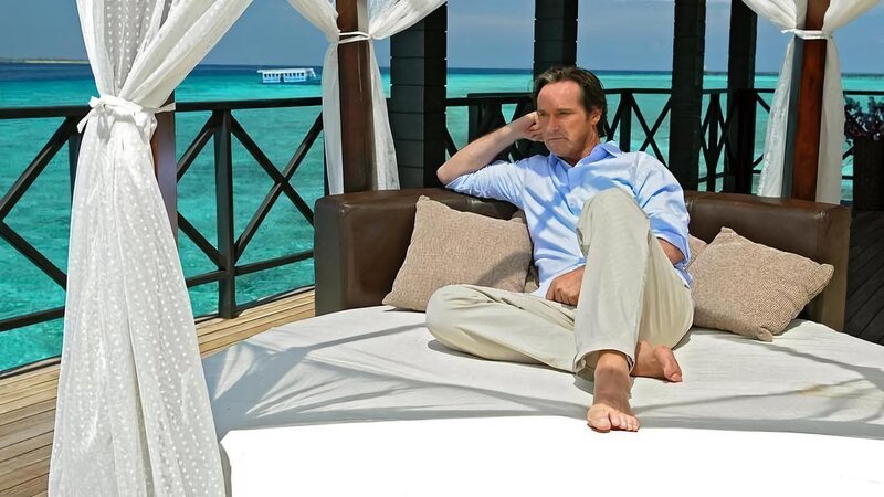SENDER: ARD – SENDETITEL: Das Traumhotel – UNTERTITEL: Malediven – CAPTION: ARD Degeto DAS TRAUMHOTEL, „Malediven“, Von Liebeskummer geplagt: Alexander Weigend (Helmut Zierl). – Bild: ARD Degeto/​Lisa Film/​Oliver Roth