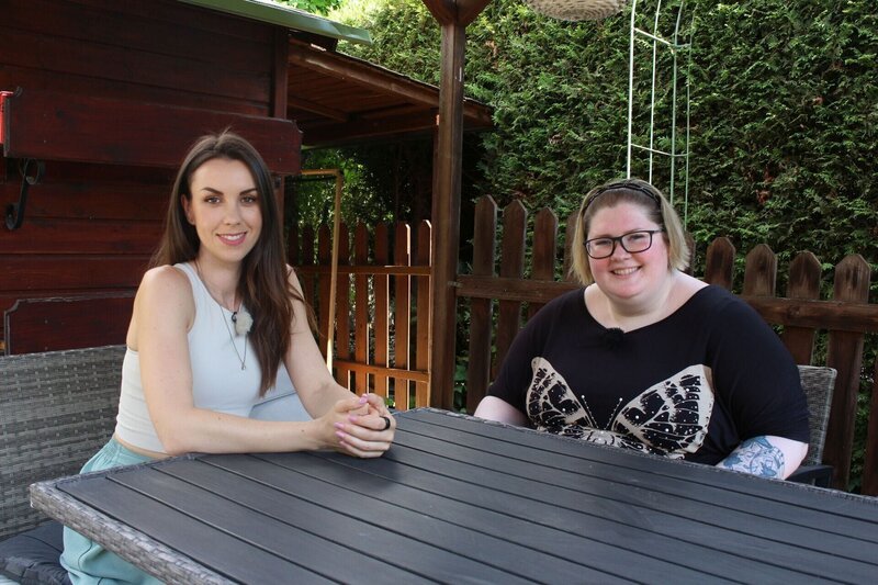 Holly(l.), Niki – Bild: PULS 4