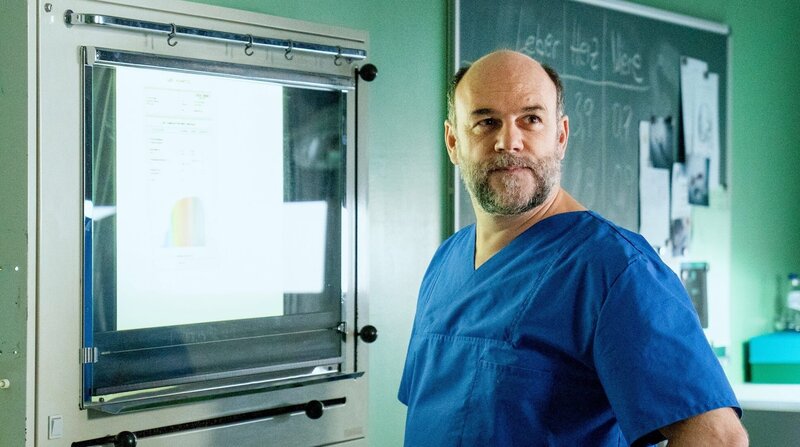 Strahl (Christoph Tomanek) hat keine Leichenspuren in den Fässern gefunden. – Bild: ORF/​ONE GATE/​ARD/​Marion von der Mehden