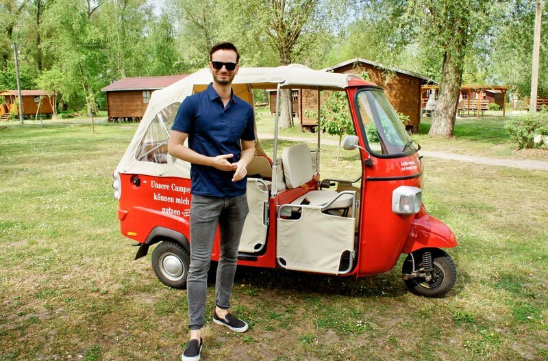 Eine ganz besondere Spritztour. Marc Burgemeister erkundet die Altmark mit einem Ape, auszuleihen im Family-Camp-Kellerwiehl in Bittkau – Bild: MDR/Susann Häfke-Rook Eine ganz besondere Spritztour. Marc Burgemeister erkundet die Altmark mit einem Ape, auszuleihen im Family-Camp-Kellerwiehl in Bittkau – Bild: MDR/Susann Häfke-Rook