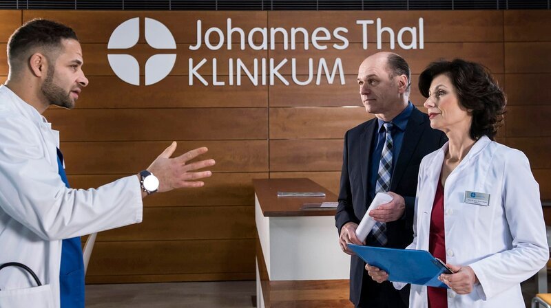 Matteo (Mike Adler, l.) will Sami bei sich behalten. Dafür setzt sich er sich bei Prof. Partzelt (Marijam Agischewa, r.) und Wolfgang Berger (Horst Günter Marx, 2.v.r.) ein. – Bild: ARD/​Jens Ulrich Koch