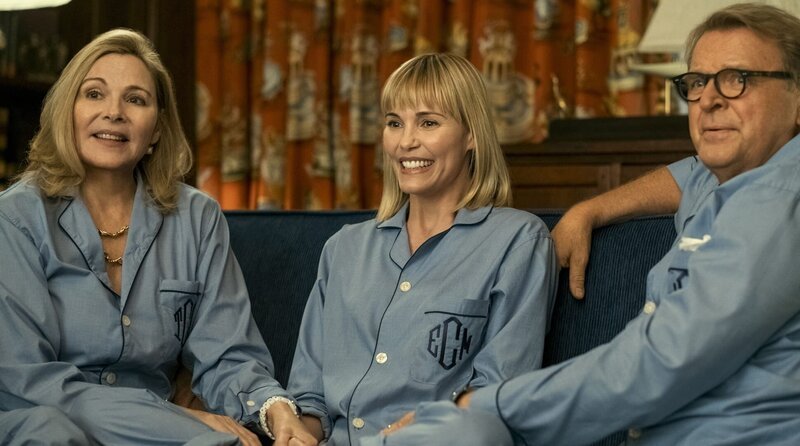 Die Künstlerin Ellie (Leslie Bibb, Mitte) wird als Liebling ihrer wohlhabenden Eltern, Tigger (Kim Cattrall, li.) und Bill (David Rasche, re.), gepampert. – Bild: Leonine Licensing GmbH