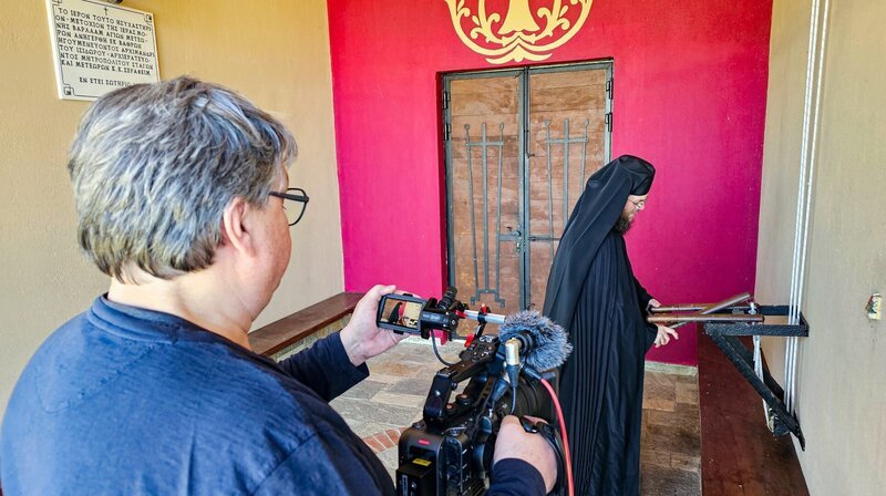 Dreharbeiten im Kloster Iero Metochi Timiou /​ Meteora (Griechenland) – Bild: MDR/​Alexandra Junker /​ MDR/​HA Kommunikation