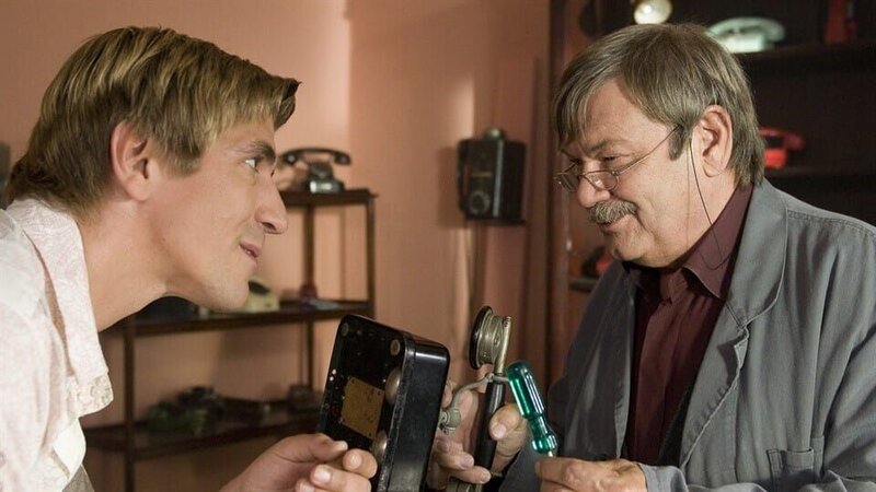 Wird Herr Struthmann (Wolfgang Winkler, r.) Fritz (Guido Hammesfahr, l.) bei der Lösung des Rätsels helfen? Was verbirgt sich in dem alten Telefonapparat? – Bild: ZDF/​Antje Dittmann