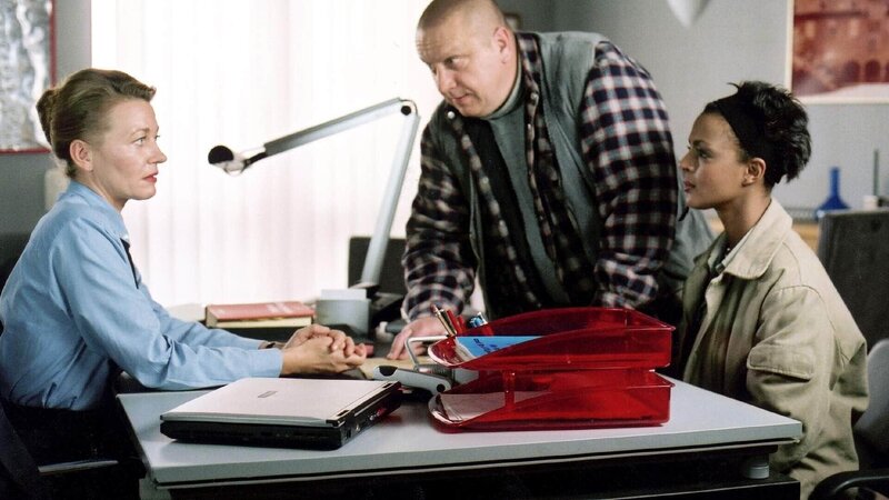 Wilhelmina (Dennenesch Zoude, re.) und Armin (Udo Kroschwald) haben wegen ihrer Hochzeit ein letztes Gespräch mit Direktorin Baal (Karen Böhne). – Bild: TVNOW /​ Richard Hübner