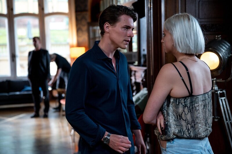 Lennard (Gerrit Klein) redet Ruby (Linda Rohrer) nach ihrer Scheiß-Aktion ins Gewissen … – Bild: RTL /​ Sebastian Geyer /​ Abschied