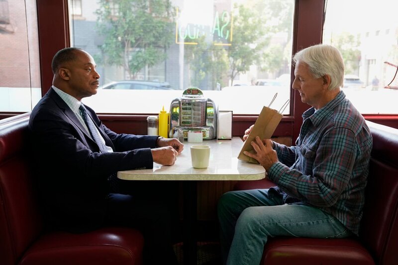 Leon Vance (Rocky Carroll, l.); Leroy Jethro Gibbs (Mark Harmon, r.) – Bild: CH Media/​©2021 CBS Broadcasting Inc. All Rights Reserved./​MANDATORY CREDIT. NO ARCHIVE. NO SALES. FOR NORTH AMERICAN USE ONLY./​©2021 CBS Broadcasting Inc. All Rights Reserved./​Cliff Lipson/​Cliff Lipson