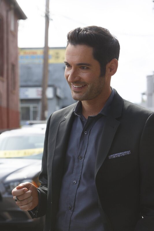 Während Lucifer (Tom Ellis) versucht, mehr wie Dan zu sein, macht Chloe erstaunliche Entdeckungen den Mord an ihrem Vater betreffend … – Bild: warner