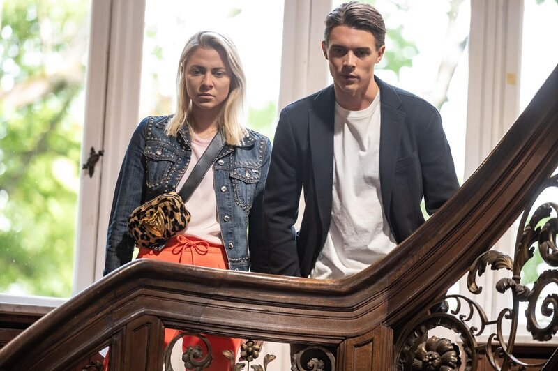 Nach Sunnys (Valentina Pahde) freiwilliger Nacht im Knast hat Lennard (Gerrit Klein) sie zurück in die Villa gebracht. – Bild: RTL /​ Sebastian Geyer