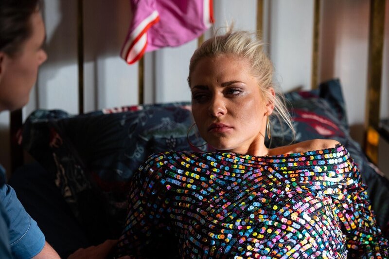 Lennard (Gerrit Klein) stürmt aufgeregt in Sunnys (Valentina Pahde) Zimmer: Es ist etwas Schlimmes passiert! – Bild: RTL /​ Sebastian Geyer /​ Rausch