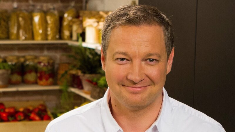 Andreas Döllerer – Eierschwammerlgulasch. – Bild: ORF/​Interspot Film