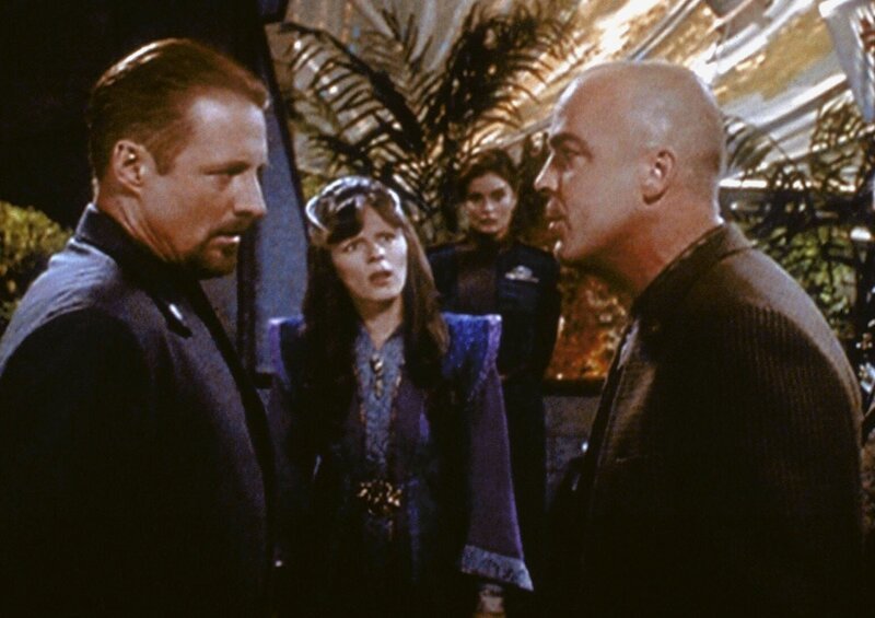 V.li.n.re.: Präsident Sheridan (Bruce Boxleitner), seine Frau Delenn (Mira Furlan), Captain Lochley (Tracy Scoggins) und Michael Garibaldi (Jerry Doyle) sind zu einer Krisensitzung zusammen gekommen. – Bild: PR7; ProSieben Media AG