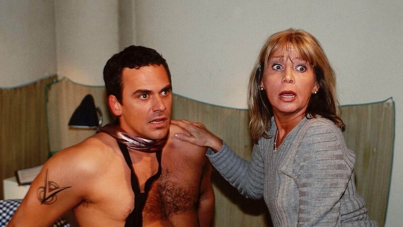 Tom (Marcus Grüsser, li.) und Jeanette (Christine Schubert, re.) werden bei ihren Liebesspielen von Anna überrascht. Damit scheinen Toms Hoffnungen doch noch bei Anna zu landen und die Wette mit Elke zu gewinnen gänzlich geschwunden zu sein. – Bild: RTL