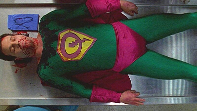 Der Tod des jungen Mannes (Darstellername nicht zu ermitteln) erweist sich als äußerst mysteriös. Der Tote trägt unter seinem Anzug ein Superman-Kostüm! – Bild: RTL /​ NBC Universal.