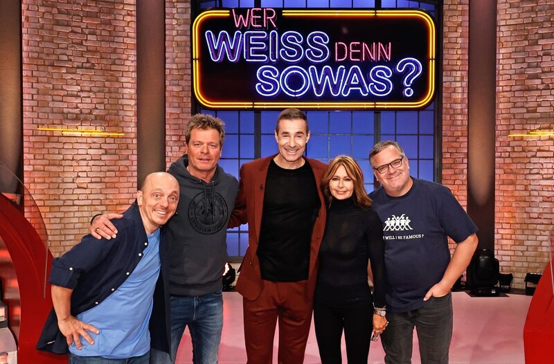 Moderator Kai Pflaume (M.) und seine Rateteam-Kapitäne Bernhard Hoëcker (l.) und Elton (r.) begrüßen in dieser Sendung den TV-Moderator Oliver Geissen (2.v.l.) und die Schauspielerin Christina Plate (2.v.r). – Bild: ARD/​Morris Mac Matzen
