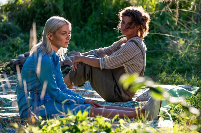 Sunny (Valentina Pahde, l.) sucht Ablenkung bei ihrer Mutter Vanessa (Anne Brendler). – Bild: RTL /​ Sebastian Geyer /​ Dämonen