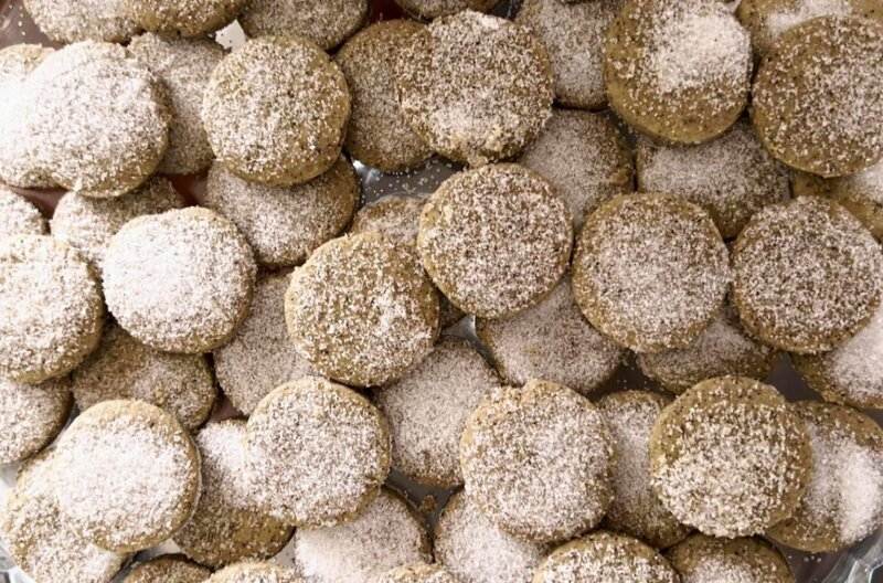 In Französisch-Guayana hat Surya Biscuits Comtesses zubereitet, ein traditionelles Mürbegebäck aus Mehl, Butter und Wassai-Pulver aus den Beeren der Kohlpalme. – Bild: Elephant Doc