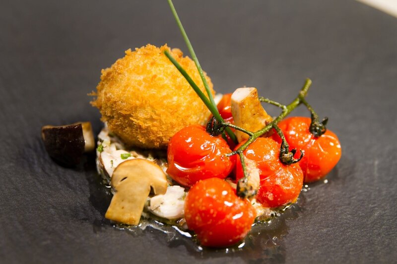 Paul Ivić – Steinpilz-Risotto-Bällchen. – Bild: ORF/​Interspot Film