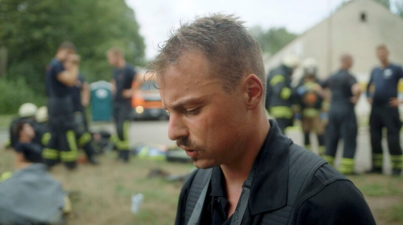 Mentale Stärke: Feuerwehrmann Pierre Fehler muss auch in brennenden Häusern einen kühlen Kopf bewahren. – Bild: HR