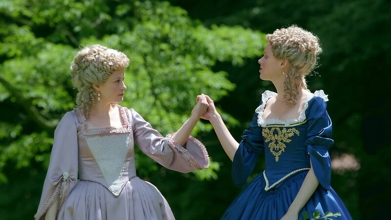 Anna Posch (Maria Anna von Habsburg), Marie-Luise Stockinger (Maria Theresia von Habsburg). – Bild: ORF/​Maya Productions
