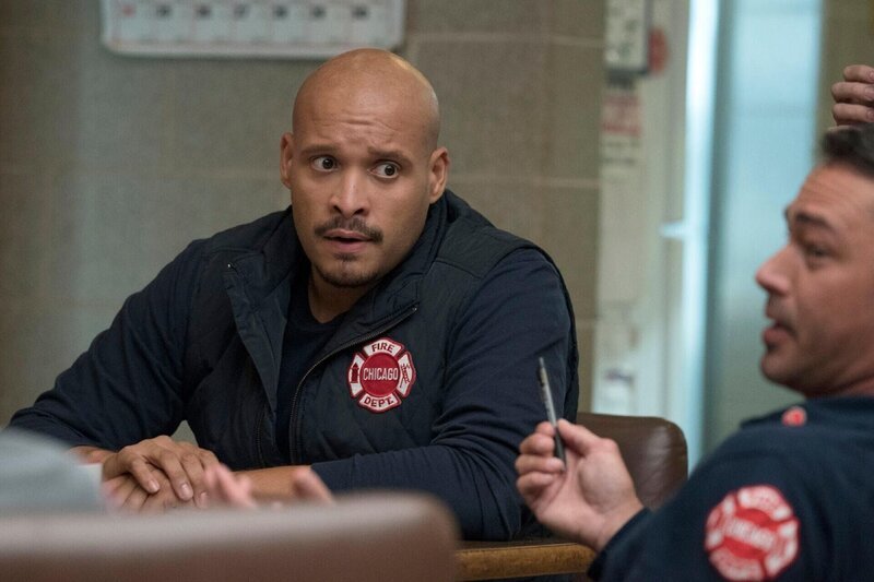 Joe Cruz (Joe Minoso l.) und Kelly Severide (Taylor Kinney) – Bild: RTL /​ 2019 NBCUniversal Media, LLC /​ Der Talisman