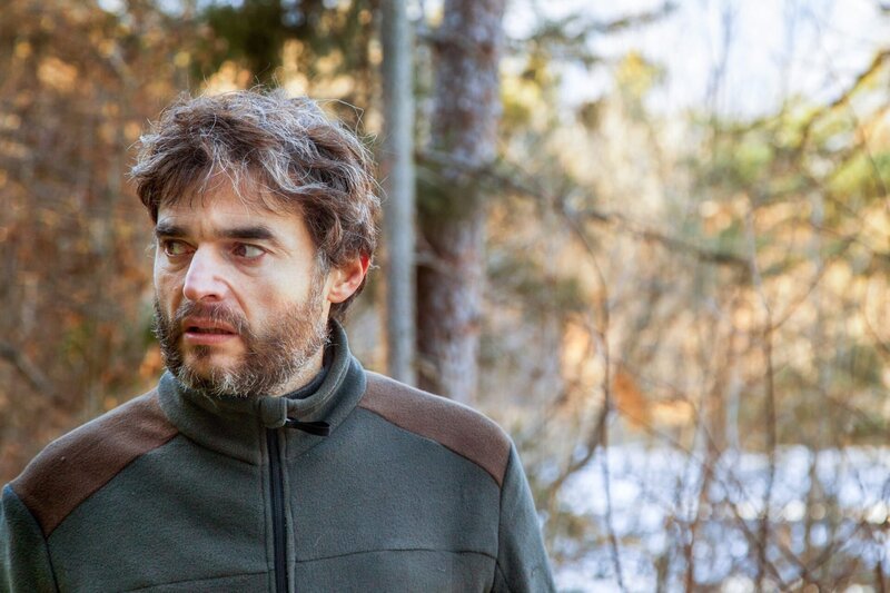 Mauro Battisti alias Helmut Fischer (Paolo Briguglia) ist ein seit Jahren gesuchter Serienmörder. – Bild: ORF/​Beta Film/​Cross Productions/​Rai Fiction
