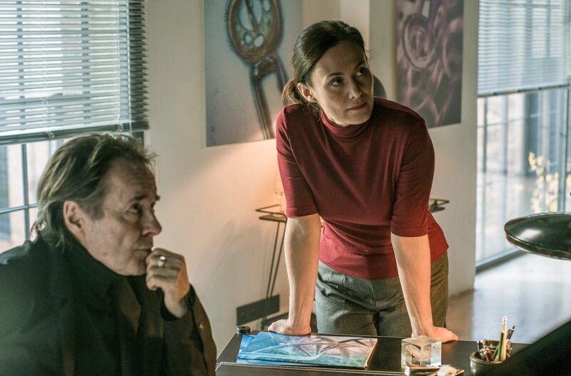 Antonius (Uwe Kockisch) und Mira (Idil Üner) sprechen mit dem Jurist Borchert. – Bild: ORF/​Degeto/​Roland Suso Richter