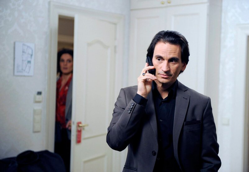 ARD ROTE ROSEN FOLGE 1497, am Donnerstag (23.05.13) um 14:10 Uhr im ERSTEN. Naomi (Barbara Lanz, h.) belauscht ein Telefonat zwischen Lorenzo (Coco Wallraff, v.) und LaRoche. – Bild: ARD/​Nicole Manthey