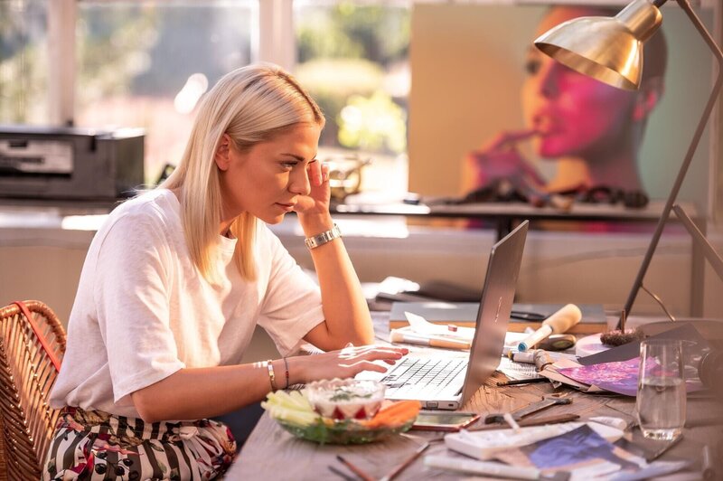 Sunny (Valentina Pahde) findet heraus, dass jemand ein Foto von Kim und einer geheimnisvollen Person gemacht hat … Die beiden haben sich offenbar heftig gestritten. – Bild: RTL/​Sebastian Geyer