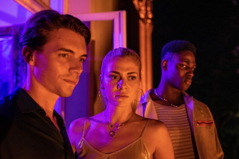 Lennard, Sunny und Karl (v.l.n.r.: Gerrit Klein, Valentina Pahde, Ben Andrews Rumler) sind besorgt. – Bild: RTL /​ Sebastian Geyer