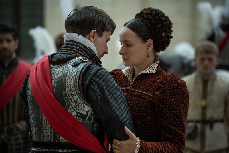 Heinrich (Lee Ingleby, l.); Katharina von Medici (Samantha Morton, r.) – Bild: MMXXII Lions Gate Televison inc. /​ 2021 Starz Entertainment, LLC.