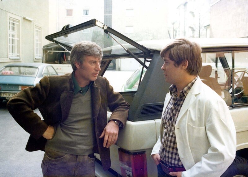 Keine Verständigungsmöglichkeiten gibt es zwischen dem Wildhändler Hannes Mader (Siegfried Rauch, links) und seinem Stiefsohn Biwi (Werner Asam). Grund dafür ist die wütende Eifersucht, mit der Biwi den zweiten Mann seiner Mutter verfolgt. – Bild: BR/​Foto Sessner