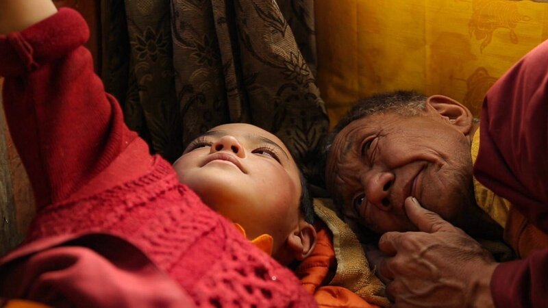 Die Kamera beobachtet die enge Beziehung zwischen dem Buben und seinem Ziehvater. – Bild: ORF/​Sonamu Films & Prosum/​Chang-yong Moon & Jin Jeon