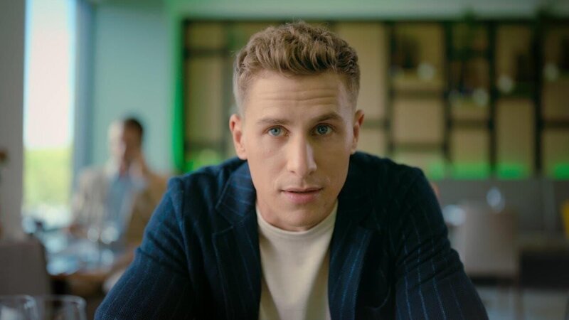 Claudio (Lukas Sauer) und Frieda haben ein Date in einem noblen Restaurant. – Bild: RTL /​ Masken