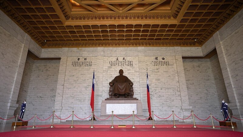 Die Chiang Kai Shek-Statue. – Bild: RTL