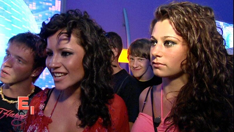 Der Kurztrip an Bulgariens Goldstrand ist für Kaya (20, li.) und Gordana (21) aus Berlin das Highlight des Jahres! Das Motto: Party, Palmen, heiße Jungs und Schampus. – Bild: RTL II