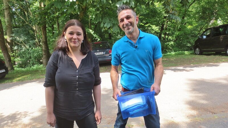 Trödelexperte Mauro Corradin mit Edelmetallhändlerin Heike. – Bild: RTL II