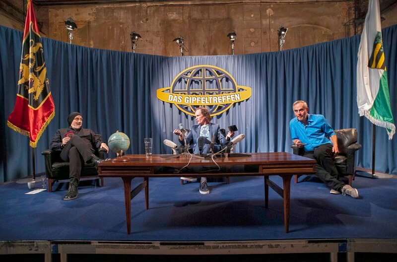 Das Gipfeltreffen – Schubert, Sträter und König retten die Welt Torsten Sträter, Olaf Schubert, Johann König. – Bild: MDR/​Waldemar Obermann