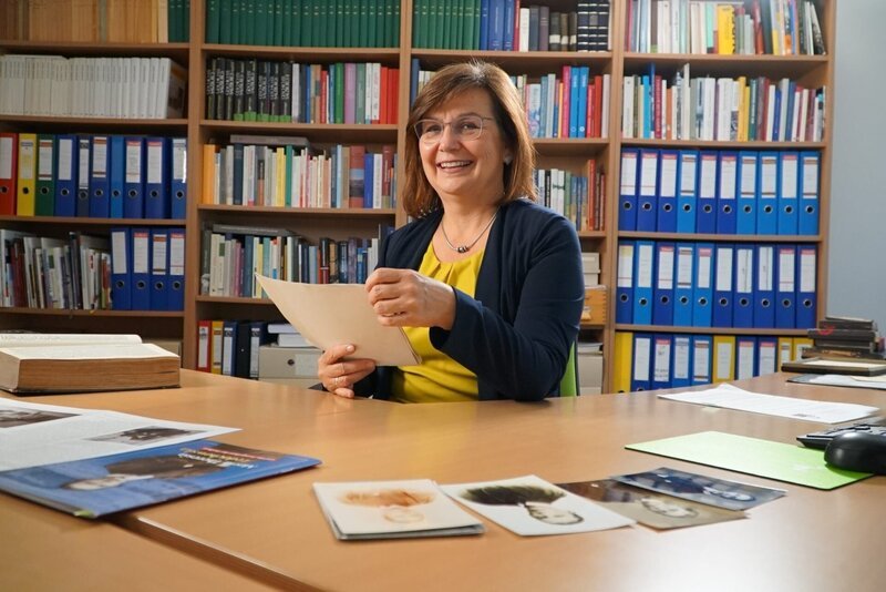 Dr. Sabine Veits-Falk mit Unterlagen zu Maria Theresia Ledochowska. – Bild: ORF/​DEGN FILM/​Barbara Meikl